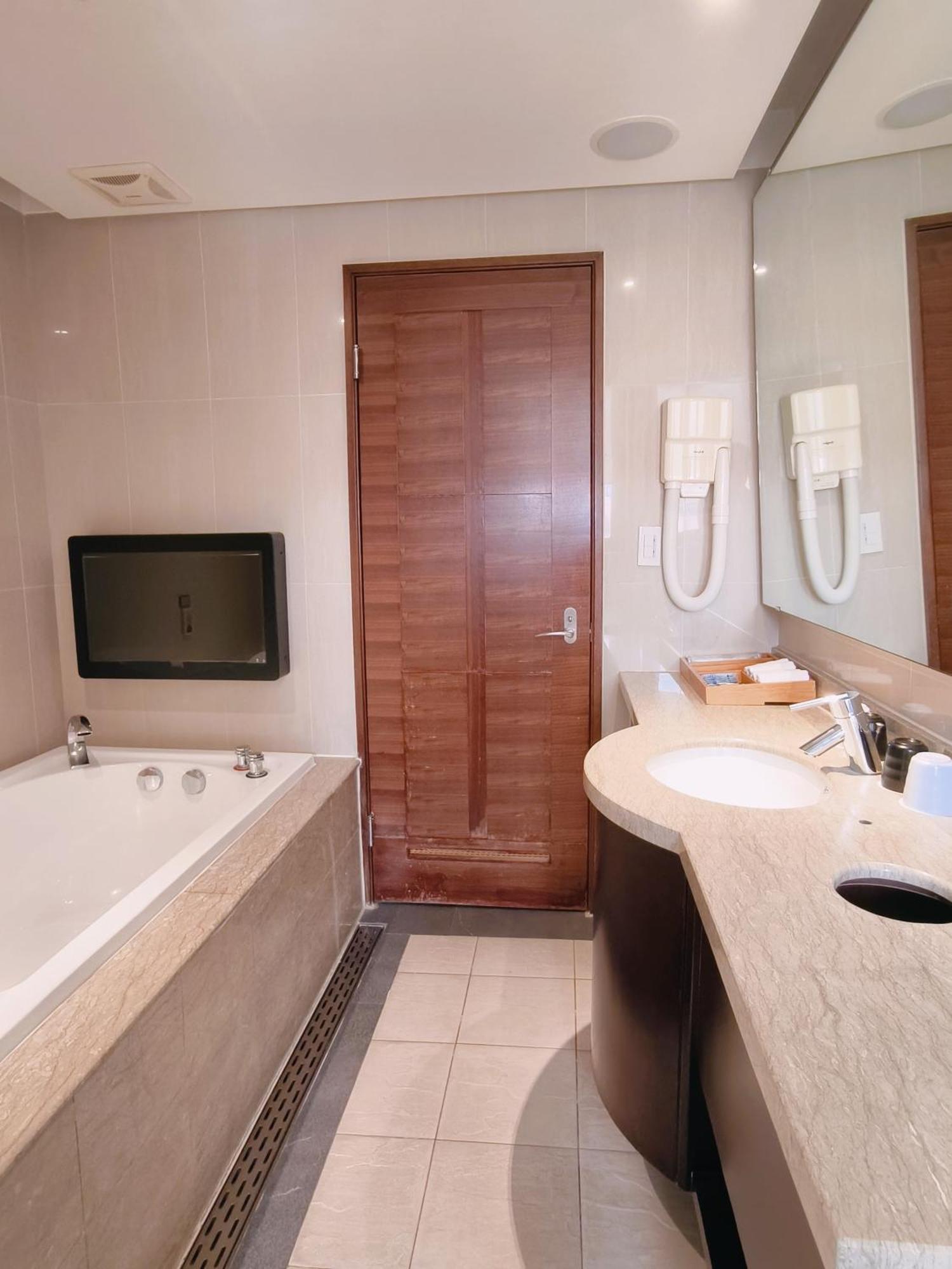 Via Hotel Breeze Tajpej Kamer foto